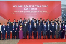 与会代表合影留念。（图片来源：越南与世界报）