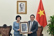 越南政府副总理陈流光和赛轮（越南）有限公司董事长刘燕华。（图片来源：VGP）