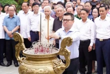 代表团前往位于太原省定化县富廷乡德丘顶上的胡志明纪念馆敬香缅怀纪念胡志明主席。