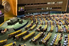 联合国大会副主席、越南驻联合国代表团团长邓黄江大使主持会议。（图片来源：越通社）