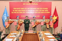 越南国防部向执行维和任务的五名军官颁发国家主席的决定书。（图片来源：人民军队报）