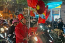 越南各地人民纷纷涌出街头 喜庆越南球队取得胜利【组图】