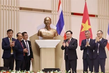 越南国会主席王廷惠会见旅泰越南人社群。
