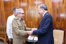 苏林总书记、国家主席拜访古巴革命领袖劳尔·卡斯特罗大将。（图片来源：越通社）