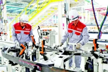 广宁省下龙市越兴成功汽车厂的工人。（光寿 摄）