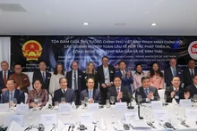 越南政府总理范明正出席人工智能、汽车、半导体芯片产业及生态系统发展合作座谈会。（图片来源：VGP）