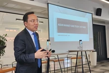 越南驻英国大使阮黄龙发表讲话。（图片来源：越通社）