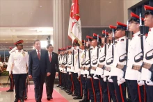 苏林总书记和新加坡共和国总理，新加坡人民行动党秘书长黄循财检阅仪仗队。