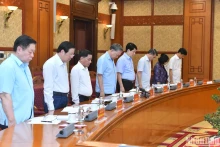 党和国家领导人及越共十四大文件起草组成员为已故阮富仲总书记默哀一分钟。