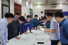 广宁省鸿基煤炭公司领导讨论克服矿难后果。