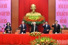 阮富仲总书记等党和国家领导人举杯庆祝2024年农历新年。