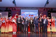 越南国会主席王廷惠出席在蒙得维的亚举行的“文化色彩”文艺晚会。