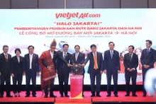 越南政府总理范明正和各位代表出席越捷航空的河内至雅加达直达航线开通仪式。（图片来源：VGP）