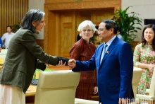 越南政府总理范明正同联合国常驻越南协调员兼各机构首席代表塔梅西斯握手。