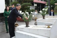 苏林总书记在河静省同禄丁字路口遗迹区敬献花圈。（图片来源：越通社）