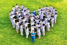 防疫一线医护人员一直保持积极的精神状态。