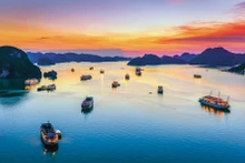 下龙湾黄昏美景。