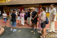 外国游客参观位于主席府的胡志明主席遗迹区。