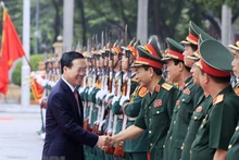 越南国家主席武文赏与国防学院领导。（图片来源：越通社）