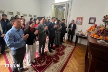 越南驻罗马尼亚大使杜德成和夫人以及与会代表共同上香，缅怀胡志明主席。（图片来源：越通社）