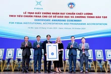 FIBAA总经理黛安·弗莱伯格向国民经济大学颁发FIBAA质量标准认证。（图片来源：越通社）