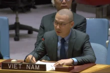 越南常驻联合国代表团副团长阮黄原公使衔参赞在辩论会上发表讲话。