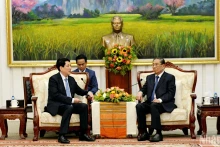 越南国家主席梁强会见朱马里·赛雅同志。