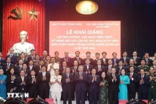 苏林总书记、国家主席同参加培训班的干部合影。（图片来源：越通社）