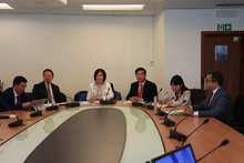 奠边省领导代表与同世界知识产权组织代表举行工作会议。