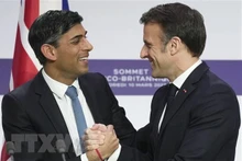 法国总统埃马纽埃尔·马克龙（右）和英国首相里希·苏纳克在法国巴黎举行的联合新闻发布会上。（图片来源：法新社/越通社）