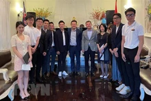 梅潘勇副主任与旅居澳大利亚越南学生协会代表合影。（图片来源：越通社）