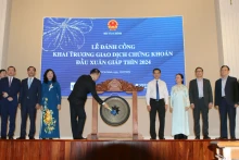 胡志明市证券交易所举行2024年新春开市敲锣仪式。（图片来源：越通社）