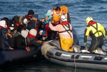 载有移民的船只在从法国穿越英吉利海峡前往英国时发生故障，并获救。（图片来源：盖蒂图片社/越通社）