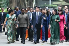 越南国家主席梁强与斯里兰卡总统共同探访胡志明主席故居。