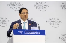 越南政府总理范明正在世界经济论坛第十五届新领军者年会全体会议上致辞。