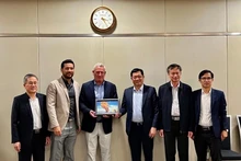 越南代表团与Asian Tour公司代表合影。