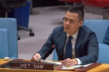 越南驻联合国代表团团长邓黄江大使在讨论会上发言。（图片来源：越通社）