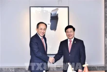 越南政府常务副总理范平明会见韩国经济副总理兼企划财政部长官秋庆镐。（图片来源：越通社）