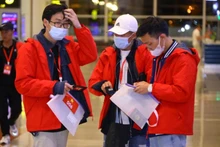 338名被困缅甸战区的越南公民安全回国。