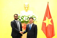 越南工贸部部长阮鸿延在工贸部总部与阿联酋天狼星控股集团总裁阿克谢·库马尔·马哈詹。