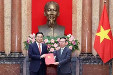 越南国家主席向越南驻日本大使颁发任命书。（图片来源：越通社）
