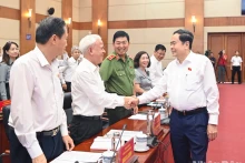 国会主席陈青敏和海防市领导人。