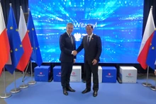 越南国会副主席陈光方上将与波兰副总理兼数字化部部长克日什托夫·加夫科夫斯基合影。