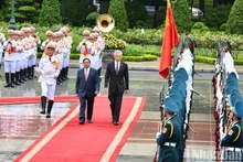 越南政府总理范明正举行仪式 欢迎新加坡总理李显龙访越【组图】