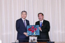 胡志明市人民议会副主席范成坚和首尔市议会主席金贤基。（图片来源：越通社）