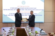 阮德和副总经理授予艾敏·图兰先生“致力于越南社会保险事业”纪念章。
