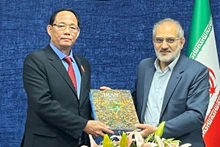 越南国会副主席陈光方（左）与伊朗副总统萨耶德·穆罕默德·侯赛尼。（图片来源：越通社）