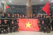 越南国防部和公安部救援队抵达缅甸，协助应对地震灾害。（图片来源：越通社）