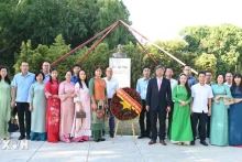 参加献花仪式的旅古越南人代表。（图片来源：越通社）