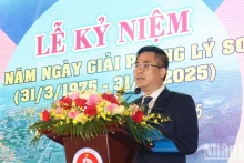 广义省人民委员会主席阮黄江在纪念典礼上发表讲话。